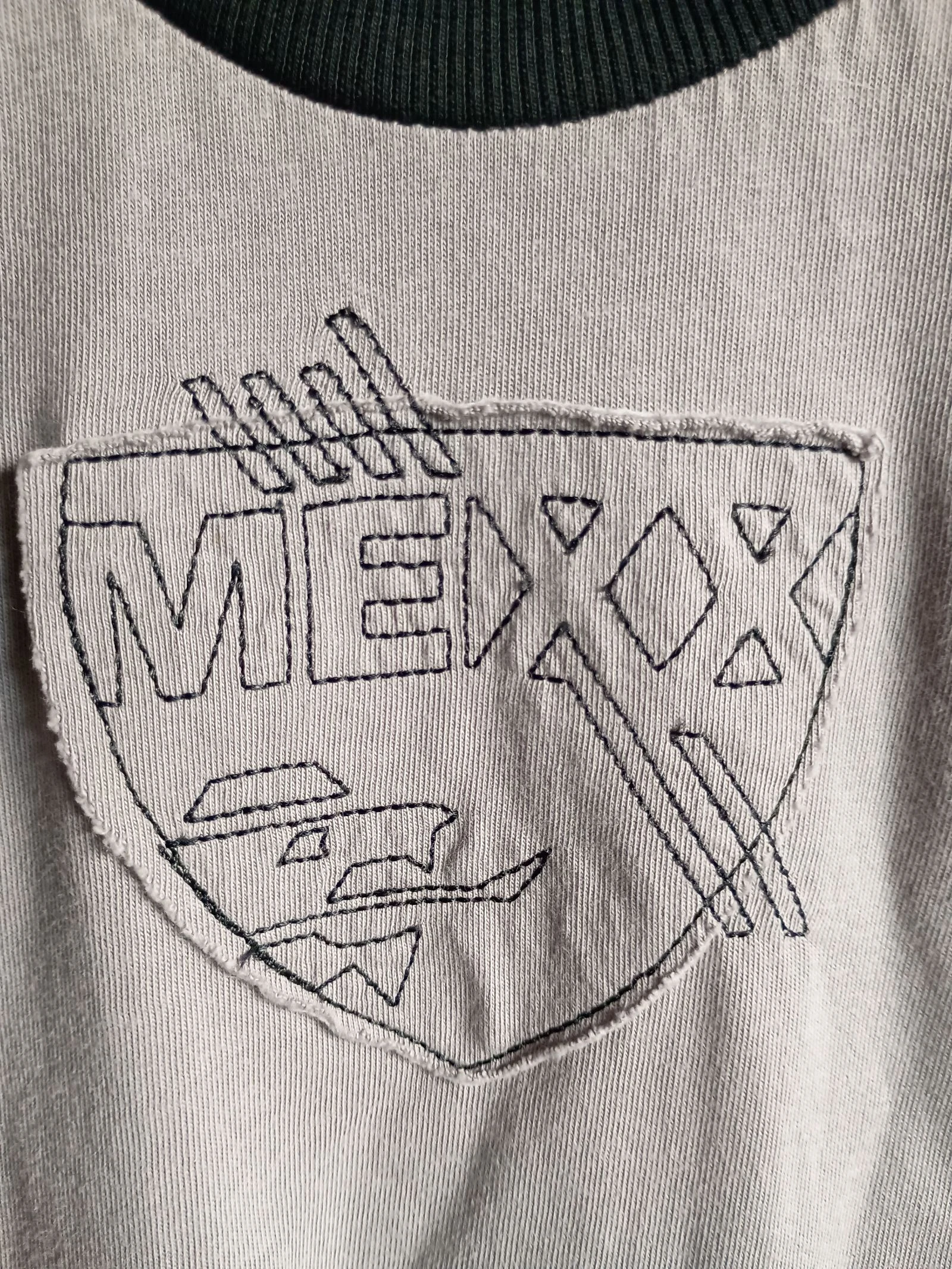 Camiseta gris Mexx Ringer con logo bordado, talla 116 – photo 2